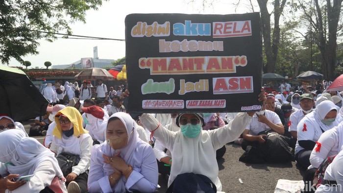 Demo nakes honorer di Gedung Sate.