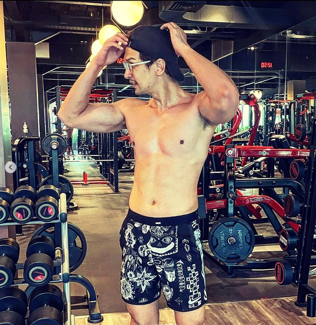 Melalui akun Instagram pribadinya, Dimas banyak membagikan foto-fotonya tubuh berototnya dan ketika dirinya berolahraga. Diakui Dimas hal itu sengaja dilakukan untuk memberikan motivasi kepada orang lain, termasuk para pengikutnya di Instagram yang jumlahnya lebih dari 2 juta. Foto: Instagram/@dimasbeck