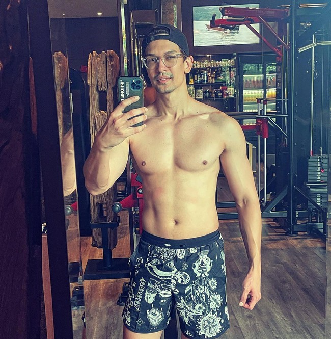 Dimas mengungkapkan jika dirinya membutuhkan waktu sekitar 1 tahun untuk membentuk sixpack di perutnya. Selama pandemi Dimas mengaku dirinya rutin bersepeda yang membantu terbentuknya otot-otot di tubuhnya itu. Foto: Instagram/@dimasbeck