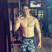 Dimas mengungkapkan jika dirinya membutuhkan waktu sekitar 1 tahun untuk membentuk sixpack di perutnya. Selama pandemi Dimas mengaku dirinya rutin bersepeda yang membantu terbentuknya otot-otot di tubuhnya itu. Foto: Instagram/@dimasbeck