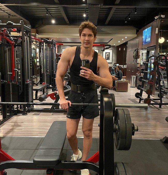 Untuk mendapatkan penampilan seperti saat ini diakui Dimas tidaklah mudah. Ia bahkan hampir setiap hari berolahraga gym. Foto: Instagram/@dimasbeck