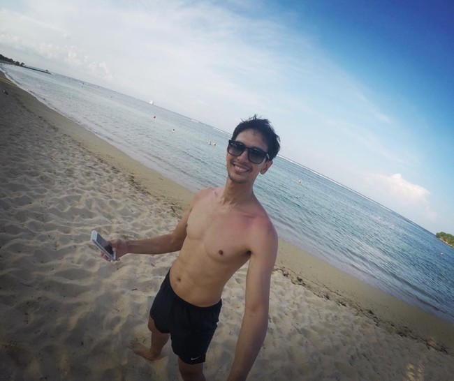 Ketika menjadi bintang tamu di acara Rumpi Trans TV, Dimas Beck mengungkapkan jika sebenarnya ia memang sudah hobi berolahraga sejak lama. Hanya saja dulu ia tidak melakukannya secara rutin. Biasanya Dimas berolah raga gym hanya untuk keperluan pekerjaannya saja. Foto: Instagram/@dimasbeck