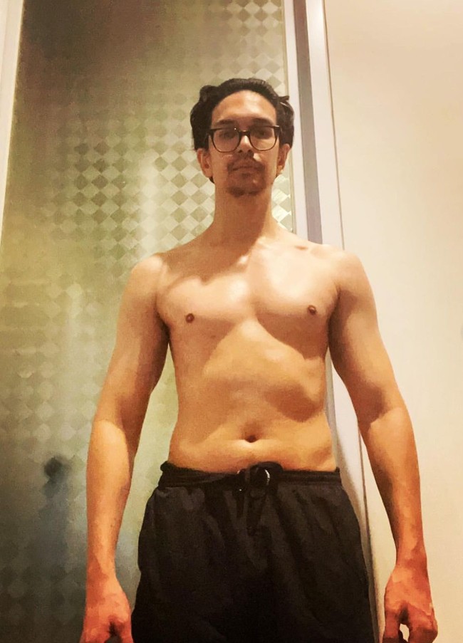 Sebenarnya aku hobi olahraga dari dulu. Dulu tuh olahraga terus. Ini zaman BBB juga ngegym banget sebenarnya, cuma kan mungkin masih kecil. Jadi kayak iya, enggak, malas. Terus kalau dulu tuh biasanya kalau ngegym atau apa buat project, buat film atau buat sinetron, atau buat foto. Kalau sekarang tuh buat diri sendiri aja, buat senang-senang aja, terang Dimas Beck kepada Fenny Rose dalam acara Rumpi Trans TV. Foto: Instagram/@dimasbeck