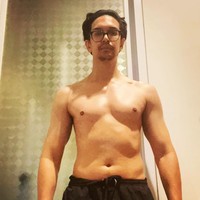 Sebenarnya aku hobi olahraga dari dulu. Dulu tuh olahraga terus. Ini zaman BBB juga ngegym banget sebenarnya, cuma kan mungkin masih kecil. Jadi kayak iya, enggak, malas. Terus kalau dulu tuh biasanya kalau ngegym atau apa buat project, buat film atau buat sinetron, atau buat foto. Kalau sekarang tuh buat diri sendiri aja, buat senang-senang aja, terang Dimas Beck kepada Fenny Rose dalam acara Rumpi Trans TV. Foto: Instagram/@dimasbeck
