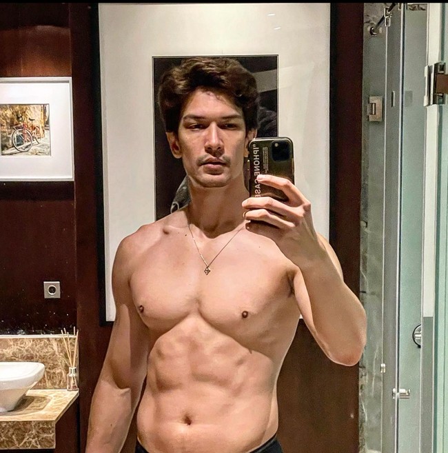 Dengan penampilannya saat ini yang jauh terlihat lebih berisi dan berotot, Dimas Beck pun banjir pujian netizen. Melalui salah satu unggahan Instagramnya Dimas Beck mengaku jika sebelumnya ia memiliki bobot tubuh 73 kg dan kini menjadi 79,5 kg. Foto: Instagram/@dimasbeck