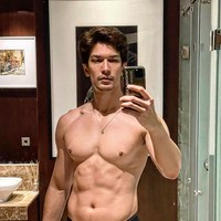 Dengan penampilannya saat ini yang jauh terlihat lebih berisi dan berotot, Dimas Beck pun banjir pujian netizen. Melalui salah satu unggahan Instagramnya Dimas Beck mengaku jika sebelumnya ia memiliki bobot tubuh 73 kg dan kini menjadi 79,5 kg. Foto: Instagram/@dimasbeck