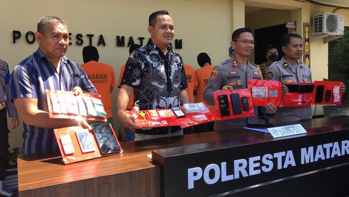 Dua bersaudara di Lombok Barat dibekuk karena memesan dan memakai sabu, Jumat (5/8/2022).
