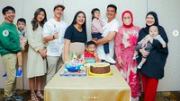 Erina Gudono terlihat membaur dengan keluarga Kaesang Pangarep. Momen ini diabadikan saat Kaesang membawa Erina pada perayaan ulang tahun anak dari Kahiyang Ayu.(Foto: Instagram/@bobbynst)