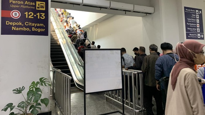 Eskalator menuju peron 12-13 di Stasiun Manggarai yang mati, Jumat (5/8/2022)
