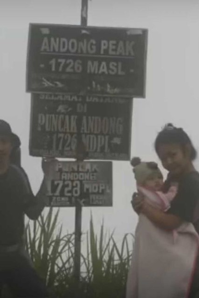 Video unggahan Nia viral di media sosial, dia menanggapi komentar warganet yang rata-rata mengkritiknya. Dia mengaku miris dengan netizen karena mengkritik tanpa mencari tahu. Saya biasa saja, cuman saya miris sama orang-orang yang nggak mengerti tentang bawa anak ke alam bebas itu, sebenarnya bagus buat perkembangan sensorik kasar dan halus anak, malah pada percaya sama mitos, padahal kegiatan outdoor seperti ini di luar negeri sudah banyak banget dilakukan, pungkasnya. Foto: Dok. Instagram @vennyania.