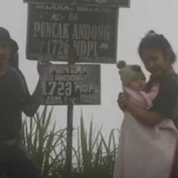 Video unggahan Nia viral di media sosial, dia menanggapi komentar warganet yang rata-rata mengkritiknya. Dia mengaku miris dengan netizen karena mengkritik tanpa mencari tahu. Saya biasa saja, cuman saya miris sama orang-orang yang nggak mengerti tentang bawa anak ke alam bebas itu, sebenarnya bagus buat perkembangan sensorik kasar dan halus anak, malah pada percaya sama mitos, padahal kegiatan outdoor seperti ini di luar negeri sudah banyak banget dilakukan, pungkasnya. Foto: Dok. Instagram @vennyania.
