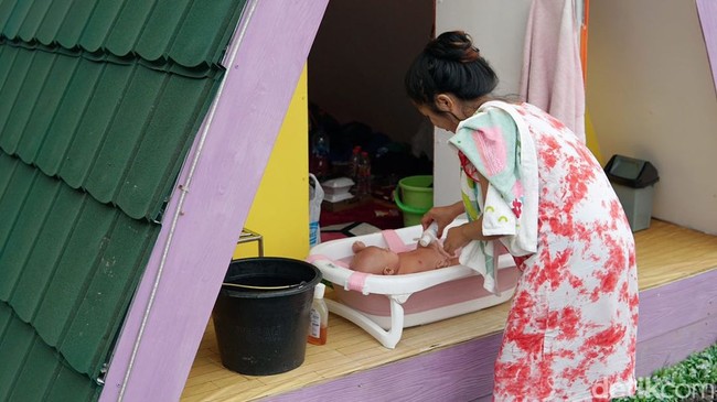 Menurut Nia, anaknya sudah terbiasa dengan cuaca dingin. Ia dan suami berinisiatif untuk ajak Beline naik gunung. Gunung Andong di Magelang, Jawa Tengah, dipilihnya karena gunung tersebut relatif pendek, dan cuacanya tidak ekstrem. Bisa dilihat dari pakaian kami hanya kaus saja. Lalu di puncak Andong juga masih ada warung dan toilet. Kita daki Gunung Andong itu subuh dan turun sekitar jam 09.00 pagi. Sama di sana, Beline tidak rewel bahkan tidur terus, kata Nia. Foto: Dok. pribadi Nia.