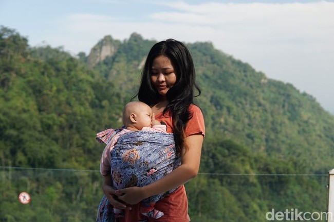 Selain mengajak suaminya, wanita yang tinggal di Magelang, Jawa Tengah ini mengajak tante dan om, keponakan dan kakeknya. Ia mengaku tak ada kesulitan saat membawa bayinya naik gunung. Kesulitan saya rasa nggak ada karena kami sekeluarga saling bantu dan tracknya juga nggak panjang jadi ya kita semua enjoy, tuturnya. Foto: Dok. pribadi Nia.