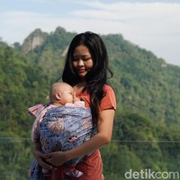 Selain mengajak suaminya, wanita yang tinggal di Magelang, Jawa Tengah ini mengajak tante dan om, keponakan dan kakeknya. Ia mengaku tak ada kesulitan saat membawa bayinya naik gunung. Kesulitan saya rasa nggak ada karena kami sekeluarga saling bantu dan tracknya juga nggak panjang jadi ya kita semua enjoy, tuturnya. Foto: Dok. pribadi Nia.