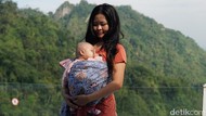 8 Potret Ibu yang Viral Bawa Bayi Naik Gunung Hingga Ajak Mandi di Sungai