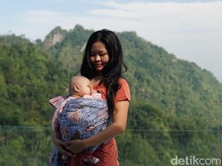 8 Potret Ibu yang Viral Bawa Bayi Naik Gunung Hingga Ajak Mandi di Sungai