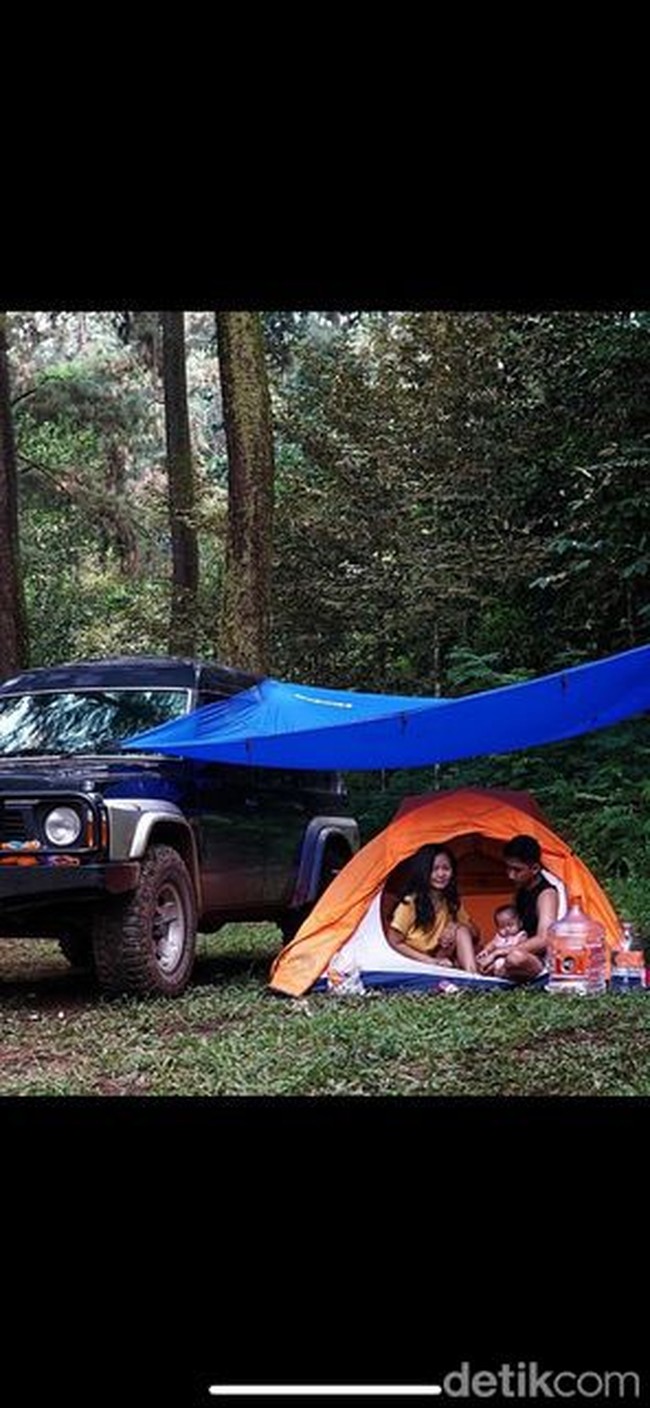 Nia menambahkan, ia dan suaminya sebelumnya tinggal di Jakarta. Setelah hamil keduanya memutuskan untuk pindah dan tinggal di desa, di dekat lereng Gunung Sumbing di Kaliangkrik, Magelang, Jawa Tengah. Kenapa milih desa? Karena saya kerjanya remote dan suami juga kerjaannya bisa dihandle dari jauh, terlebih kita suka dengan suasana alam. Kalau saya dari kecil memang sudah tinggal di desa walaupun bukan di gunung tapi kehidupannya hampir sama. Hanya saja cuacanya yang beda, tapi lain halnya sama anakku dia dari bayi merah sudah terbiasa di gunung jadi suhu badan dia juga menyesuaikan dan tahan dingin, ucapnya. Foto: Dok. TikTok @niavennya.