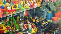 Setiap musimnya, McDonalds terkenal memiliki banyak merchandise yang bisa didapatkan ketika membeli paket makanannya. Di museum ini, merchandise dari tahun ke tahun dipajang dengan apik dalam sebuah lemari kaca. Foto: Instagram/mcdonaldsmuseum