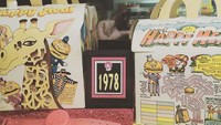 Tak jauh berbeda dengan hari ini, paket Happy Meal juga sudah ada sejak tahun 1977. Saat itu kemasannya penuh dengan logo dan maskot asli McDonalds. Foto: Instagram/mcdonaldsmuseum