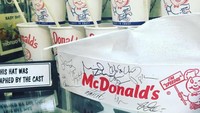 Pada tahun 2016, McDonalds pernah merilis film yang berjudul The Founder. Kemasan yang digunakan dalam film tersebut lengkap dengan tanda tangan para pendiri McDonalds juga tersimpan di sini. Foto: Instagram/mcdonaldsmuseum