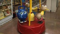 Jika saat ini McDonalds menyediakan area bermain yang luas, ternyata fasilitas itu berbeda dari McDonalds pada tahun 1970an. Pada masa itu, McDonalds hanya menyediakan komidi putar untuk tiga tempat duduk yang bisa digunakan anak-anak yang datang. Foto: Instagram/mcdonaldsmuseum