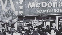 Berbagai kenangan mulai dari barang-barang antik hingga foto-foto perjalanan McDonalds bisa ditemukan di sini. Salah satunya potret pembukaan gerai McD pertama di Hongkong pada tahun 1975. Foto: Instagram/mcdonaldsmuseum