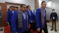 Pantauan detikcom di lokasi, Jumat (5/8/2022) rombongan Partai Demokrat tiba di kantor KPU dengan mengenakan seragam partai yang khas berwarna biru gelap.