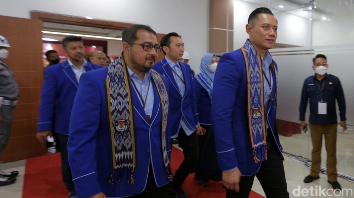 Gaya AHY saat Pimpin Demokrat Daftar ke KPU Agus Harimurti Yudhoyono (AHY) memimpin rombongan Partai Demokrat mendatangi kantor KPU RI. Mereka mendaftar sebagai peserta pemilu 2024.
