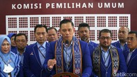 Rombongan partai menggelar jumpa pers usai pendaftaran. Tampak adik AHY, Edhie Baskoro Yudhoyono atau Ibas yang juga Waketum Partai Demokrat mendampingi. Selain itu, Sekretaris Jenderal Teuku Riefky H, Bendahara Umum Renville Antonio, Wasekjen Agust Jovan Latuconsina dan Direktur Eksekutif Sigit Raditya, Kasatgas Verpol Partai Demokrat yang juga Wasekjen Andi Timo P, serta Kepala Badan Komunikasi Strategis Herzaky Mahendra Putra, dan jajaran pengurus lainnya juga turut hadir.
