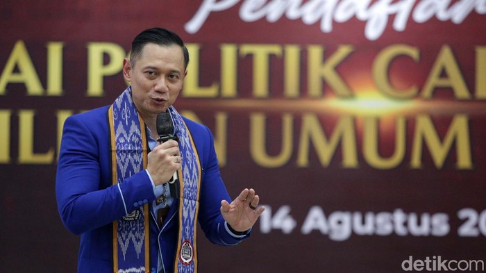 Agus Harimurti Yudhoyono (AHY) memimpin rombongan Partai Demokrat mendatangi kantor KPU RI. Mereka mendaftar sebagai peserta pemilu 2024.