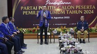 AHY memberi sambutan disaksikan Ketua KPU Hasyim Asyari. AHY mengajak ke-34 ketua DPD untuk ikut mendampingi pendaftaran Demokrat sebagai peserta Pemilu 2024 ke Kantor KPU.