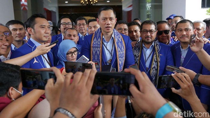 Agus Harimurti Yudhoyono (AHY) memimpin rombongan Partai Demokrat mendatangi kantor KPU RI. Mereka mendaftar sebagai peserta pemilu 2024.