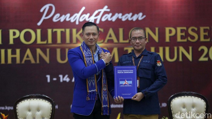 Gaya AHY saat Pimpin Demokrat Daftar ke KPU Agus Harimurti Yudhoyono (AHY) memimpin rombongan Partai Demokrat mendatangi kantor KPU RI. Mereka mendaftar sebagai peserta pemilu 2024.