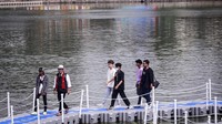Ridwan Kamil bersama Bonge cs meninjau danau di sela-sela acara persesmian.