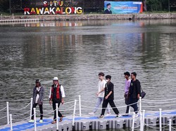 Gaya Ridwan Kamil dan Bonge Catwalk di Situ Rawa Kalong. Foto: ANTARA FOTO/ASPRILLA DWI ADHA