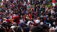 Peresmian Situ Rawa Kalong dipadati warga. Mereka tampak berkerumun di pinggir danau tersebut.
