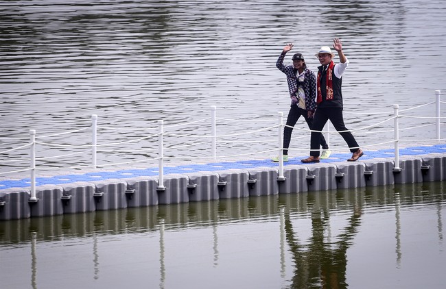 Inilah penampilan terbaru Bonge saat catwalk bareng Gubernur Jawa Barat Ridwan Kamil. Mereka jalan bersama di atas floating bridge atau jembatan terapung di Situ Rawa Kalong, Curug, Depok, Jumat (5/8/2022). Foto: ANTARA FOTO/ASPRILLA DWI ADHA
