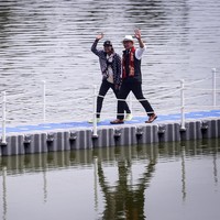 Inilah penampilan terbaru Bonge saat catwalk bareng Gubernur Jawa Barat Ridwan Kamil. Mereka jalan bersama di atas floating bridge atau jembatan terapung di Situ Rawa Kalong, Curug, Depok, Jumat (5/8/2022). Foto: ANTARA FOTO/ASPRILLA DWI ADHA