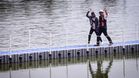 Ridwan Kamil berjalan bersama Bonge di atas floating brigde Situ Rawa Kalong, Curug, Depok, Jawa Barat, Jumat (5/8/2022).