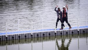 7 Penampilan Berkelas Bonge Citayam dengan Jaket Gucci