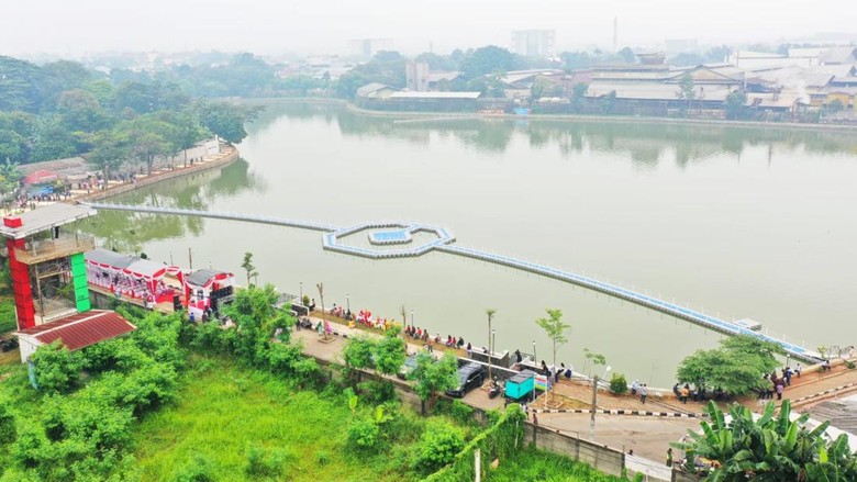 Gubernur jabar Ridwan Kamil dan Bonge dalam peresmian revitalisasi Situ Rawa Kalong. Gubernur jabar Ridwan Kamil dan Bonge dalam peresmian revitalisasi Situ Rawa Kalong.