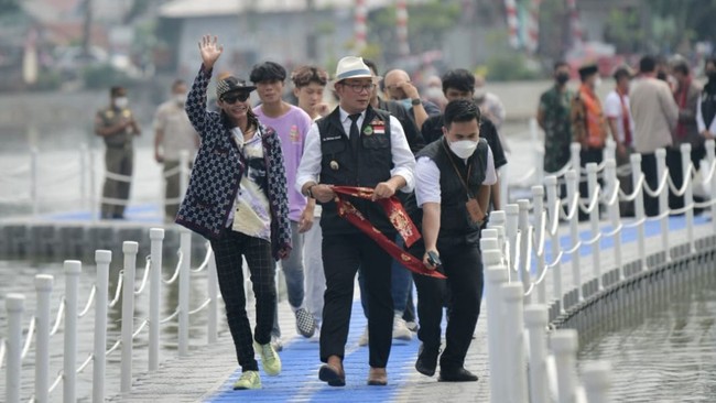 Saat catwalk bareng Ridwan Kamil, Bonge tampak memakai jaket yang belakangan sering dipakainya. Setelah viral sebagai artis Citayam Fashion Week, Bonge sering tampil memakai jaket mewah keluaran ‘Gucci.’ Foto: dok. Humas Jabar