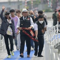 Saat catwalk bareng Ridwan Kamil, Bonge tampak memakai jaket yang belakangan sering dipakainya. Setelah viral sebagai artis Citayam Fashion Week, Bonge sering tampil memakai jaket mewah keluaran ‘Gucci.’ Foto: dok. Humas Jabar