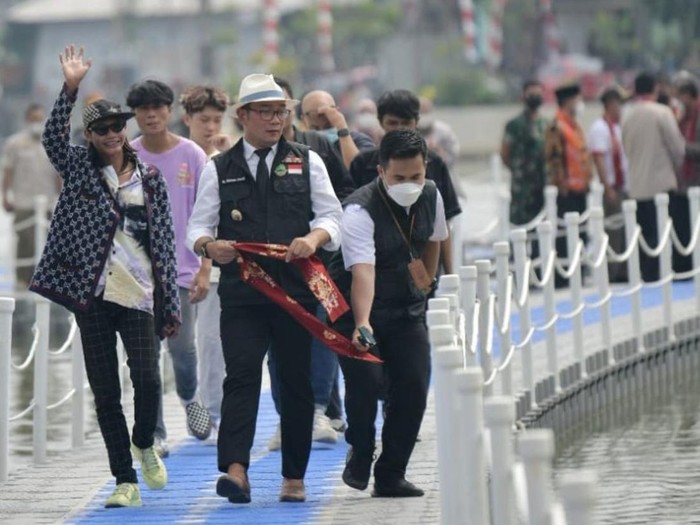 Gubernur jabar Ridwan Kamil dan Bonge dalam peresmian revitalisasi Situ Rawa Kalong.