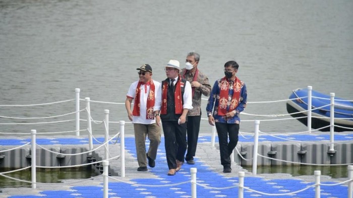 Gubernur jabar Ridwan Kamil dan Bonge dalam peresmian revitalisasi Situ Rawa Kalong.