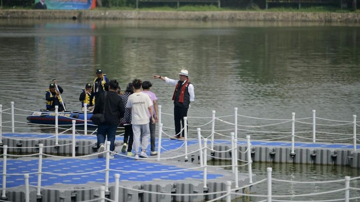 Gubernur jabar Ridwan Kamil dan Bonge dalam peresmian revitalisasi Situ Rawa Kalong.