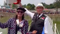 Foto: Gubernur Jawa Barat (Jabar) Ridwan Kamil meresmikan Situ Rawa Kalong di Depok, Jabar. Dia mengajak Bonge SCBD dalam peresmian itu. (Tangkapan layar video viral @bonge.sudirman)