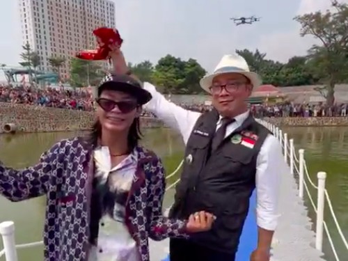 Gubernur Jawa Barat (Jabar) Ridwan Kamil meresmikan Situ Rawa Kalong di Depok, Jabar. Dia mengajak Bonge SCBD dalam peresmian itu. (Tangkapan layar video viral @bonge.sudirman)