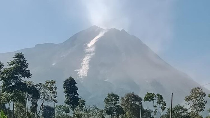 Guguran material dari puncak Merapi tadi pagi mengarah ke barat laut, terlihat dari Dukuh Stabelan, Desa Tlogolele, Kecamatan Selo, Kabupaten Boyolali, Jumat (5/8/2022).