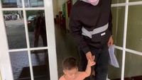 Haru penuhi rumah tangga Ammar Zoni dan Irish Bella di pagi hari itu. Tutur Irish Bella dalam Instagramnya, ini pertma kalinya sang pasangan mengantar si kecil, Air Rumi, tanpa ditemani di sekolah. Belajar mandiri ya, Air. (Foto: IG _irishbella_)